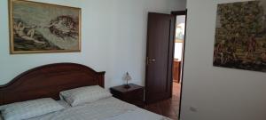 Appartamento stile rustico in collina的卧室配有一张床,墙上挂有绘画作品