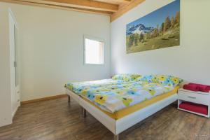 米施泰尔Pauraria Puntetta的卧室配有一张床,墙上挂有绘画作品