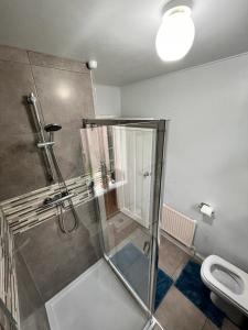 伯明翰Private Rooms with Shared Kitchen & Bathroom - Birmingham的带淋浴和卫生间的浴室