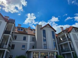 什切齐内克apartament 34的一组以蓝色天空为背景的建筑