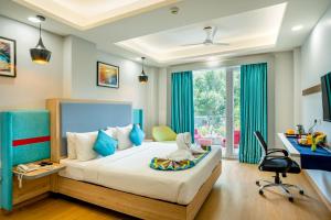 古尔冈Inde Hotel Sec- 49, Golf Course Extension, Gurgaon的一间卧室配有一张带桌子和椅子的床