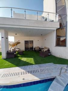 Al BurjSea view的庭院中带游泳池的房子