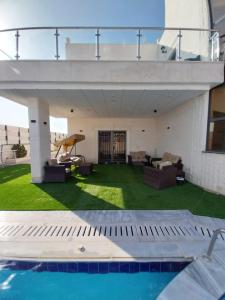 Al BurjSea view的一座带庭院和游泳池的房子