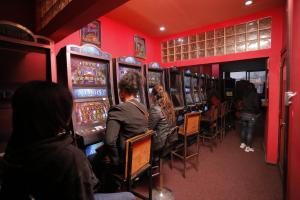 塔那那利佛艾文努尔酒店 - 塔纳市中心的一群人在赌场玩老虎机