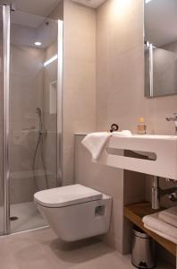 埃斯卡洛Pinomar - Emar Hotels的浴室配有卫生间、盥洗盆和淋浴。