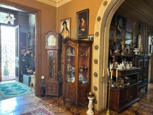 库塔伊西Kutaisi Family Museum的拱门,房间里装满了物品