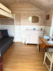 HjältebySea view chalet的小房间设有一张床和一张桌子