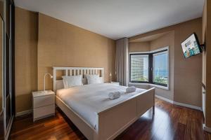 马托西纽什GuestReady - A prime stay near the beach的一间卧室设有一张大床和一个大窗户