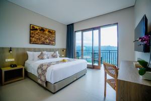 MenangaTapa Agung View的酒店客房设有一张床和一个阳台。