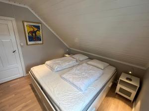 莫吕Måløy City Center - Château Kvalheim的一张小床,配有白色床单