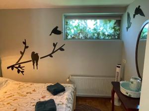OudendijkIvy Cottage near Amsterdam的卧室配有壁挂式 ⁇ 蝠床