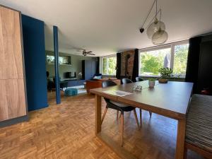 OudendijkIvy Cottage near Amsterdam的客厅配有木桌和沙发
