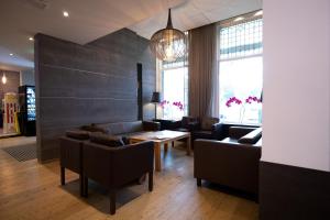 鹿特丹a&o Rotterdam City的带沙发、桌子和窗户的客厅