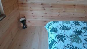 普里恩斯慕斯Glamping Fluffy Horns - Glempings Pūkainie Ragi的木墙客房的一张床位