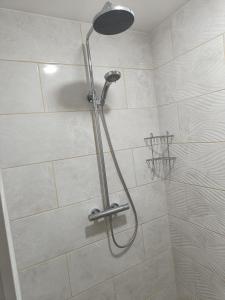 纳尔瓦APARTHOTEL的浴室内配有淋浴和头顶淋浴