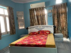 比卡内尔MOON HAVELI的蓝色客房中一间带床的卧室