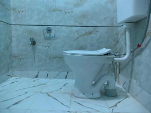 比卡内尔MOON HAVELI的一间位于客房内的白色卫生间的浴室