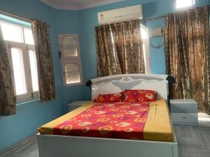 比卡内尔MOON HAVELI的蓝色客房中一间带床的卧室