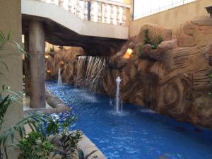 开罗The GlassHouse Pool的一个带两个喷泉的商场里的水滑梯