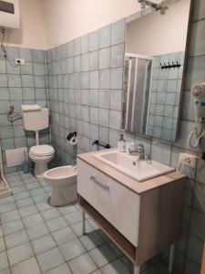 蒙德拉戈内Casa Miriam的一间带水槽、卫生间和镜子的浴室