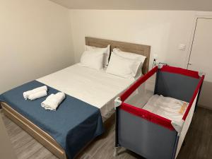 帕拉代西翁Lydia's cozy house的一间小卧室,配有一张床和一个红色和蓝色的床垫