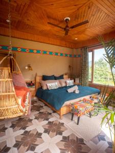 ShangarhHiraeth Shangarh, Sainj Valley的一间卧室配有一张床和吊床