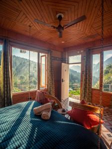ShangarhHiraeth Shangarh, Sainj Valley的山景卧室配有秋千床