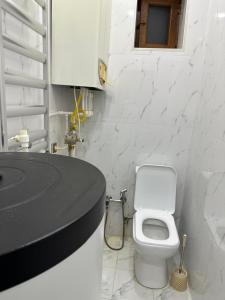 库巴Katej的白色的浴室设有卫生间和水槽。