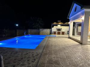 库巴Katej的夜晚的蓝色游泳池与房子