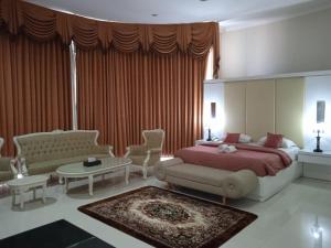 玛琅Aliante Malang的一间卧室设有一张床和一间客厅。