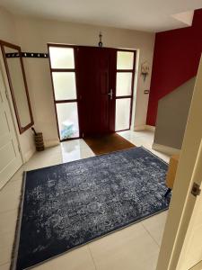 基拉尼Modern 4 Bedroom House Ring of Kerry -Killarney的一个空房间,有门和黑地毯