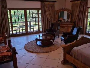 MtubatubaThe Sanctuary - Self Catering Accommodation的客厅配有床和桌椅