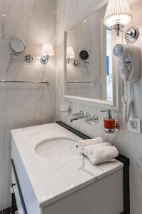 贝尔格莱德Hotel Balkan的白色的浴室设有水槽和镜子