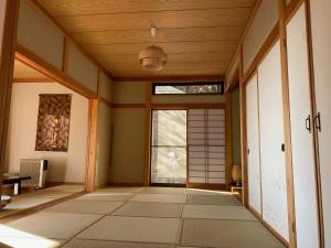 那须町HARUNA SKY - Vacation STAY 78634v的一个空房间,有门和窗户