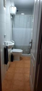 马塔拉斯卡尼亚斯Caracola Beach的白色的浴室设有水槽和卫生间。