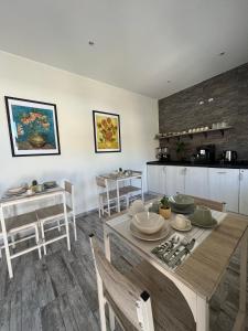 菲乌米奇诺Kalasó Design Guest House的厨房以及带桌椅的用餐室。