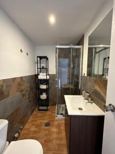 阿罗纳Las Americas Tenerife的带淋浴、盥洗盆和卫生间的浴室