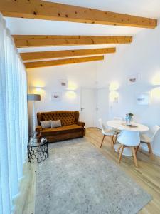 加亚新城Douro Pateo House的客厅配有沙发和桌子