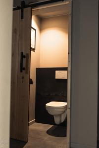 西内Le Clos du Rempart Suite & Jacuzzi的浴室设有卫生间,可通过门进入