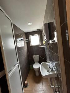 马六甲Hotel Harbour Stay的一间带卫生间和水槽的小浴室