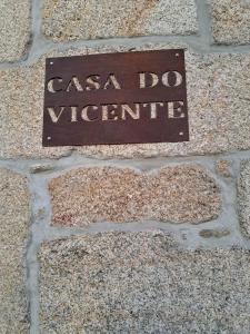 塔布阿苏Casa do Vicente的石墙边的标志