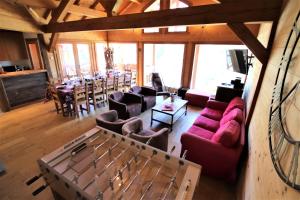 瓦尔Chalet with Ski Slope Views, Jacuzzi & Cinema Room的带沙发、椅子和桌子的客厅