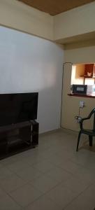 MigoriAkira Safaris Furnished Apartment的客房设有平面电视和椅子。