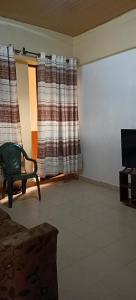 MigoriAkira Safaris Furnished Apartment的客厅配有椅子和电视