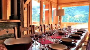 瓦尔Chalet with Ski Slope Views, Jacuzzi & Cinema Room的长桌,上面有酒杯和餐巾