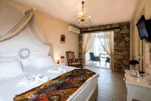 阿拉恰特Alaçatı Sultan Konak Butik Otel ℳℛ Luxury Concept的一间卧室配有一张带吊灯的大床