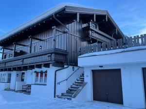 克里姆尔Brandner Astn的带阳台的建筑和雪地车库