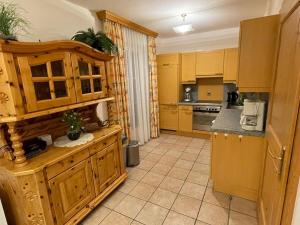 克里姆尔Brandner Astn的厨房配有木制橱柜和台面