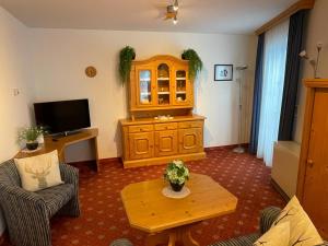 克里姆尔Brandner Astn的客厅配有木制橱柜和桌子