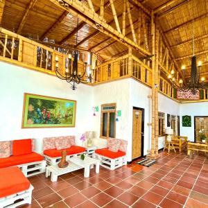 里韦拉Casa Gabriel Rivera的客厅配有红色家具和木制天花板